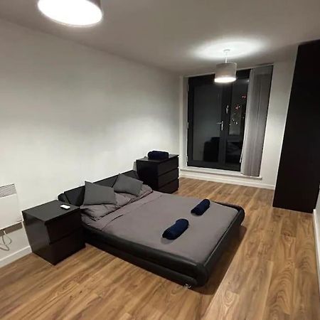 2 Bed Apartment Close To Station With Parking 런던 외부 사진