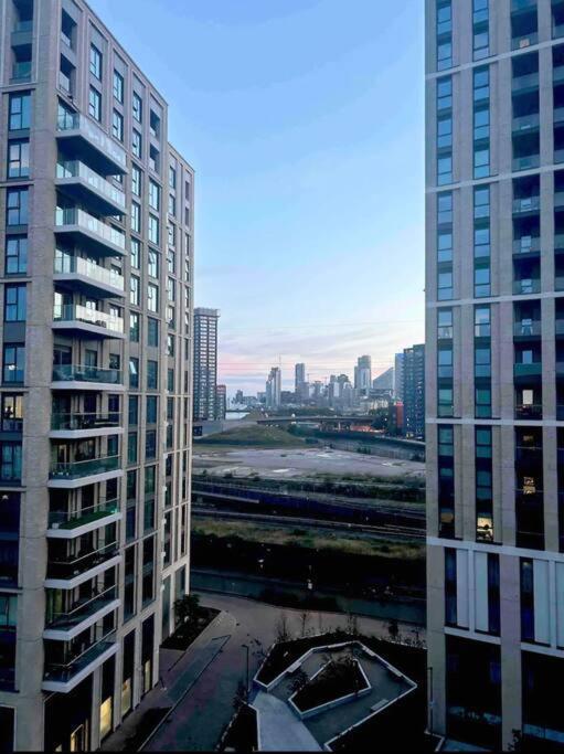 2 Bed Apartment Close To Station With Parking 런던 외부 사진
