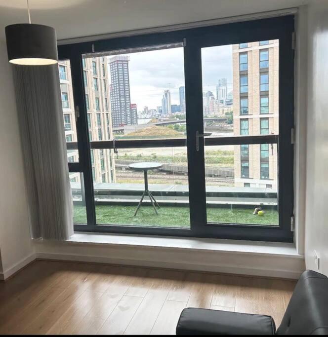 2 Bed Apartment Close To Station With Parking 런던 외부 사진