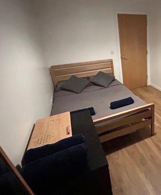 2 Bed Apartment Close To Station With Parking 런던 외부 사진